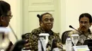 Sejumlah menteri turut hadir pada  rapat terbatas di Kantor Presiden, Komplek Istana Kepresidenan, Jakarta, Senin (16/3/2015). Rapat membahas tentang paket kebijakan ekonomi pemerintah. (Liputan6.com/Faizal Fanani)