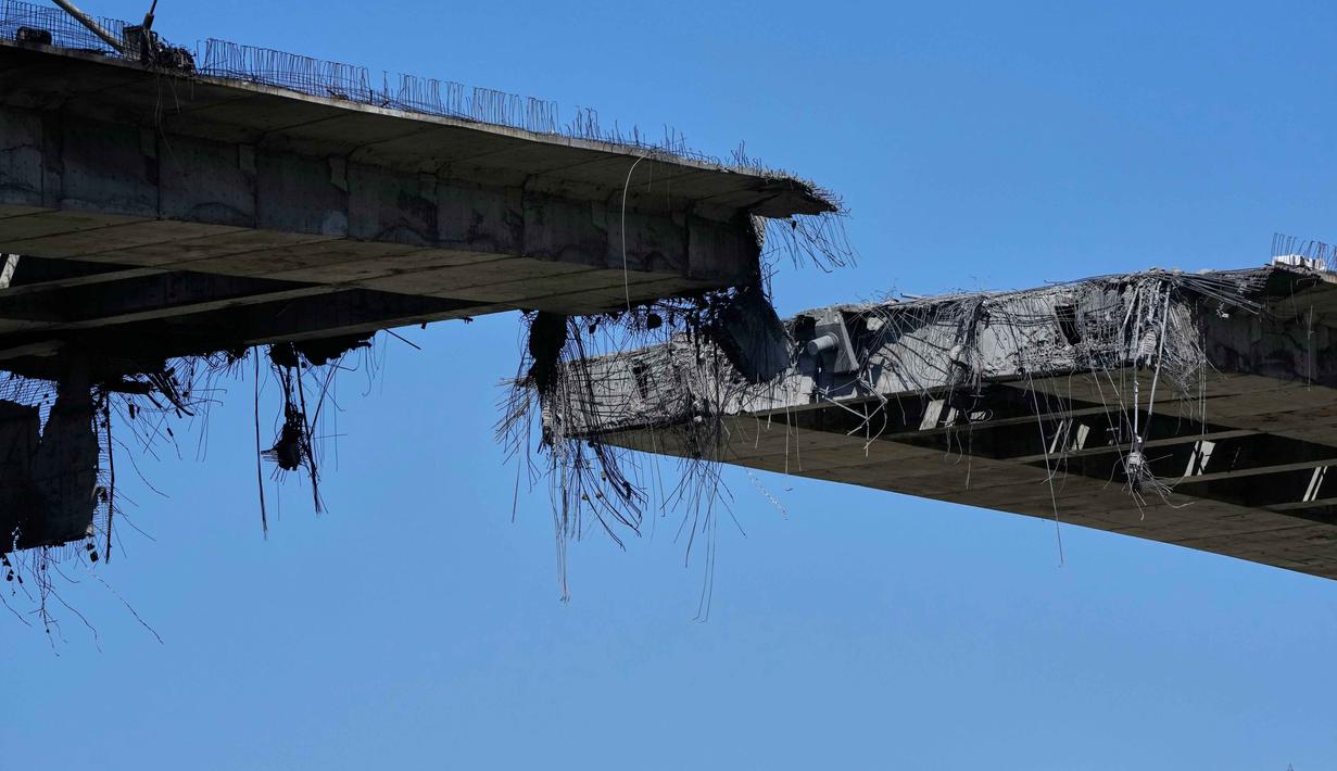 Jembatan ini baru saja selesai dibangun dan dijadwalkan akan segera dibuka untuk menghubungkan Karaj dengan ibu kota Teheran. Tampak dalam foto, kondisi sebuah jembatan yang baru dibangun dan terkena serangan udara Amerika Serikat pada Kamis 2 April 2026 terlihat di Karaj, sebelah barat Teheran, Iran, Jumat, 3 April 2026. (AP Photo/Vahid Salemi)