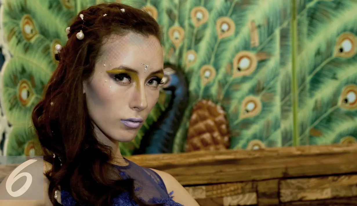 Model berpose mengunakan Makeup seperti putri duyung untuk pesta Halloween saat sesi poto di Jakarta, (31/10/2015). Perayaan Helloween tak melulu harus menyeramkan, Anda tetap dapat terlihat cantik seperti model tersebut. (Liputan6.com/Yudha Gunawan)