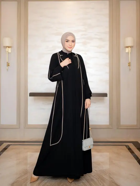 <p>Citra Kirana tampil cantik mengenakan long dress yang ditumpuknya dengan outerwear lengan panjang dengan detail kerah besar. Ia padukan penampilannya secara keseluruhan dengan jilbab cokelat muda, high heels, dan mini sling bag abu-abu. Foto: Instagram.</p>