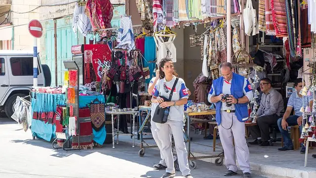 (berdiri) Anggota TIPH di Hebron circa 2015 (Wikimedia)