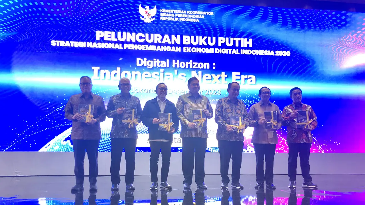 Menteri Perdagangan (Mendag) RI Zulkifli Hasan menghadiri Diseminasi Buku Putih Strategi Nasional Pengembangan Ekonomi Digital 2030 di The St. Regis Jakarta, Rabu (6/12/2023). (Elza/Liputan6.com)