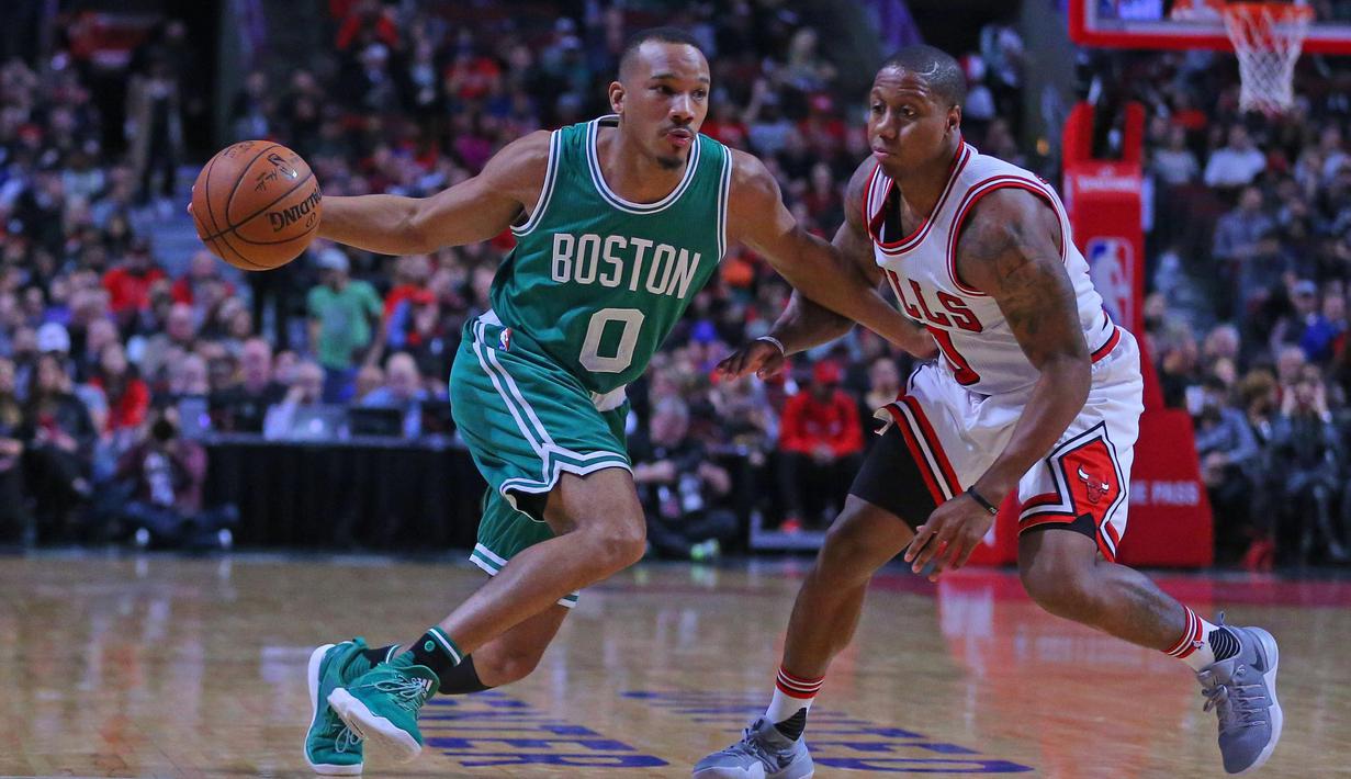 Boston Celtics guard, Avery Bradley #0 mencoba melewati Chicago Bulls guard, Isaiah Canaan #0 pada laga NBA di United Center, Chicago, Jumat (28/10/2016) WIB.  (Reuters/Dennis Wierzbicki-USA TODAY Sports)