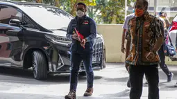 Gubernur Jawa Barat, Ridwan Kamil tiba di Bareskrim Polri, Jakarta, Jumat (20/11/2020). Ridwan Kamil dipanggil untuk dimintai klarifikasi terkait dugaan pelanggaran protokol kesehatan Covid-19 di acara kerumunan yang melibatkan Rizieq Shihab di Megamendung, Bogor. (Liputan6.com/Faizal Fanani)