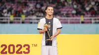 Penyerang Timnas Jerman U-17, Paris Brunner, mendapatkan penghargaan Golden Ball setelah menjadi Pemain Terbaik pada ajang Piala Dunia U-17 2023. (Bola.com/Bagaskara Lazuardi)