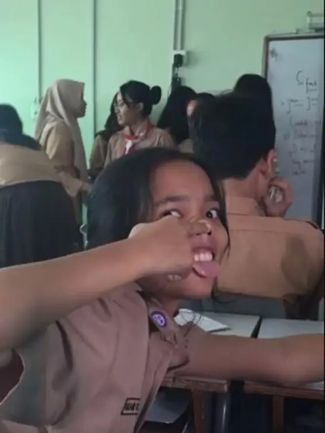 6 Foto Lawas Fuji Saat Pakai Seragam Pramuka SMA, Tengil Sedari Dulu