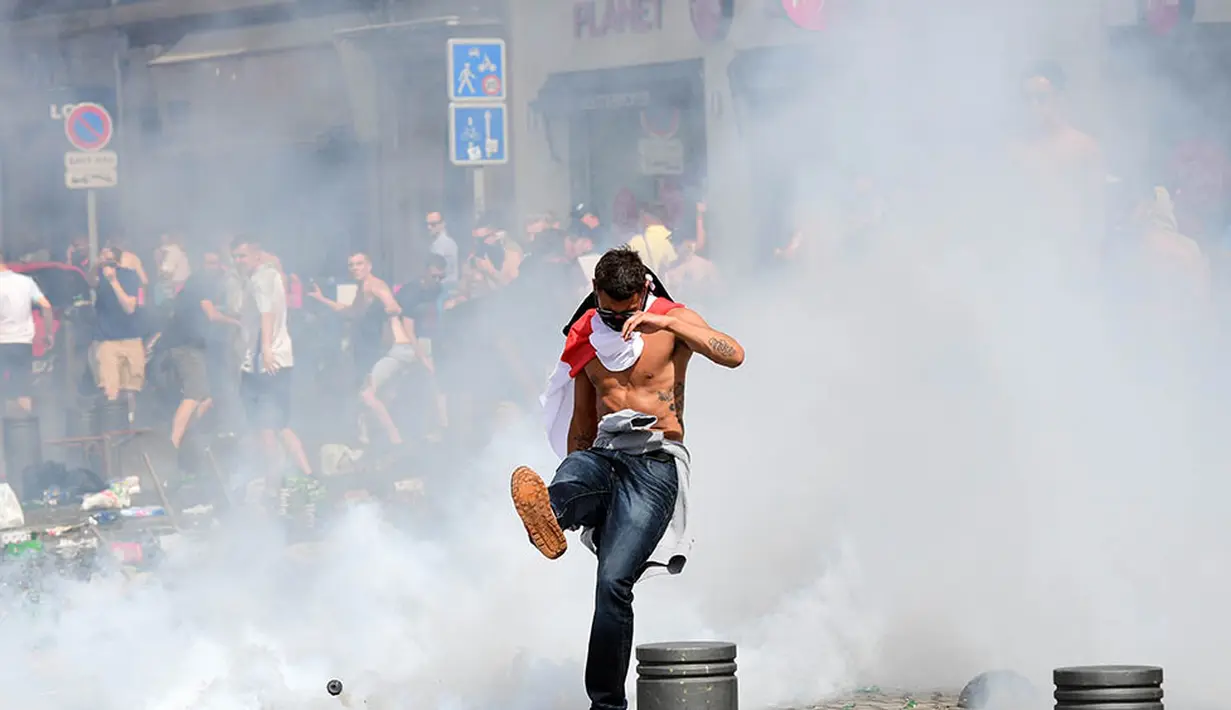 1.Konsumsi minuman alkohol yang berlebihan membuat para suporter Inggris bertindak anarkis dengan merusak kafe-kafe di Marseille. Saat akan diamankan pihak kepolisian para fans berupaya melakukan perlawanan. (AFP/Leon Neal)