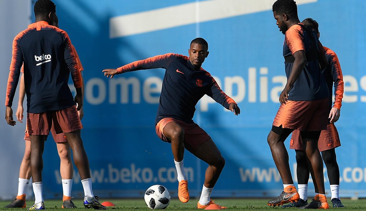 Bek Barcelona, Nelson Semedo, menendang bola saat latihan jelang laga final Copa del Rey di Joan Gamper, Barcelona, Jumat (20/4/2018). Barcelona akan berhadapan dengan Sevilla. (AFP/ Lluis Gene)