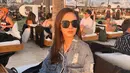 Dianda Sabrina selalu berhasil mencuri perhatian berkat gaya OOTDnya yang keren. Dengan memakai jaket jins dan kacamata hitam, semakin memperlihat perempuan berusia 19 tahun ini terlihat menawan.(Liputan6.com/IG/@sabrindh)