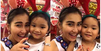 Penyanyi dangdut Ayu Ting Ting mengaku kalah dengan anaknya, Bilqis Khumairah Razak. Putrinya yang pada bulan Desember mendatang genap empat tahun, suka ke salon dan suka berdandan. (Instagram/ayutingting92)