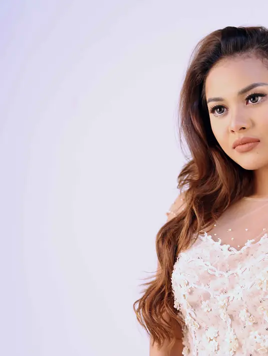 "Dia bilang menjadi DJ membuatnya nambah pengetahuan akan musik, ya aku persilahkan dia belajar terus di dunia DJ nya. Kalau dia tidak melakukan apa yang ingin dilakukannya kan itu sayang," ujar Anang. (Nurwahyunan/Bintang.com)