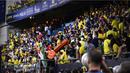 Pertandingan dihentikan usai salah satu suporter yang berada dibelakang gawang Cadiz mengalami kondisi darurat medis yang diduga terkena serangan jantung. (AFP/Cristina Quicler)