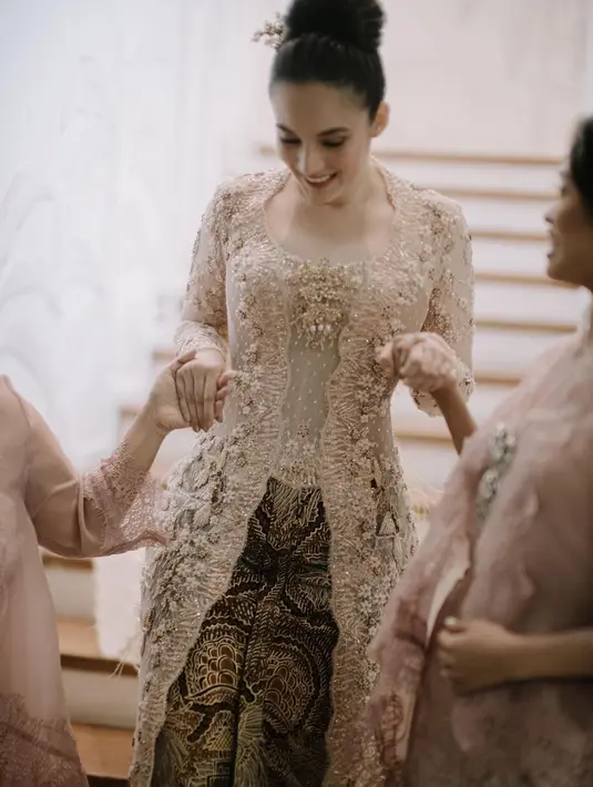 Kebaya lamaran pilihan Chelsea Islan juga tak kalah memukau. Ia memilih kebaya kutubaru rancangan Eddy Betty, yang memadukan adat Jawa dan Papua dengan detail burung Cenderawasih di bagian belakangnya. [Foto: Instagram/iluminen]
