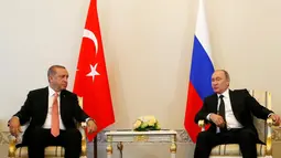 Presiden Rusia Vladimir Putin berbincang dengan Presiden Turki Tayyip Erdogan saat menggelar pertemuan di St. Petersburg, Rusia, Selasa (9/8). Ini merupakan kunjungan luar negeri pertama Erdogan sejak kudeta bulan lalu. (REUTERS/Sergei Karpukhin)