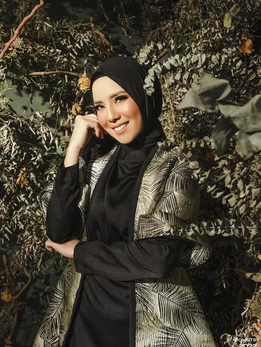 Tya Ariestya pancarkan pesona memukau dalam photoshoot pertamanya setelah mantap berhijab. (Instagram/tyaariestya).
