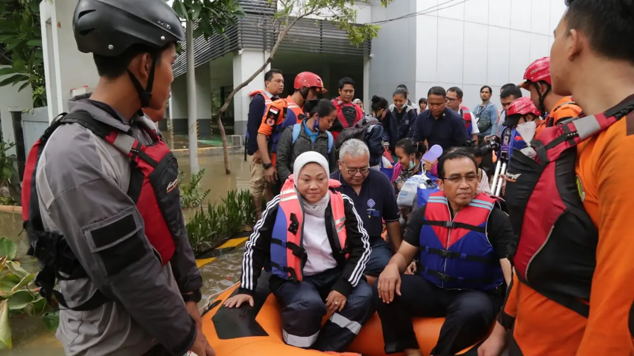 BBPLK Bekasi Kebanjiran, Menaker Ida Bantu Evakuasi 20 Peserta Pemagangan Jepang
