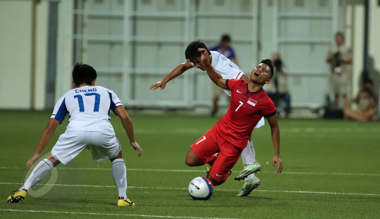 Pemain depan timnas Singapura U-23, M Sahil Suhaimi (7) terjatuh saat berlaga melawan Filipina di laga perdana grup A Sea Games 2015 di Stadion Jalan Besar, Singapura, Senin (1/6/2015). Singapura unggul 1-0. (Liputan 6.com/Helmi Fithriansyah)