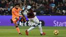 Aksi pemain Liverpool, Mohamed Salah melepaskan tembakan melewati adangan pemain West Ham, Cheikhou Kouyate pada lanjutan Premier League di London Stadium, London, (4/11/2017). Liverpool menang 4-1. (AP/Kirsty Wigglesworth)
