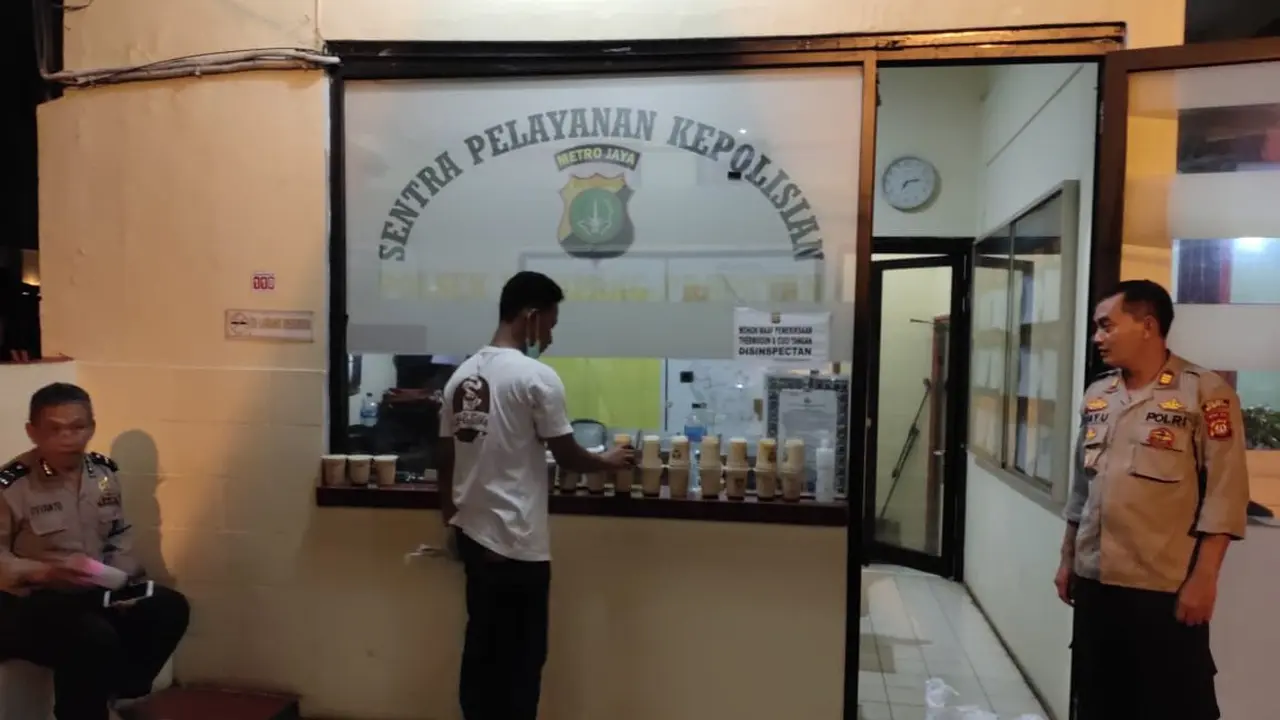 Pegawai Kopi Gue 38 ikut turun membantu mereka yang terdampak akibat Covid-19.