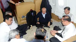 Wakil Presiden Jusuf Kalla ketika berdiskusi bersama Staf Khusus dan Deputi Wakil Presiden sambil lesehan di Kabin Pesawat Khusus Kepresidenan BBJ-2 dalam penerbangan menuju Mongolia, Kamis (14/7). (Foto: Tim Media Wapres)