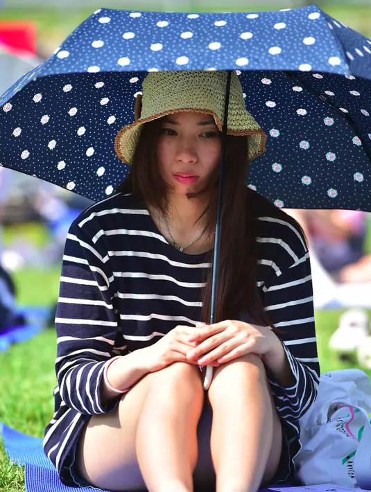 Ekspresi peserta yang mengikuti ‘Kompetisi Bengong’ atau Space Out Competition di sebuah taman di Seoul, Korea Selatan, (22/5). Kontes bengong itu pertama kali digelar 2014 oleh aktivis lokal dan kini digelar oleh dewan kota Seoul. (Jung YEON - JE/AFP)