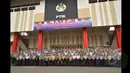 Presiden Joko Widodo (tengah) bersama perserta Rapim TNI-Polri berfoto bersama di Gedung PTIK, Jakarta, Selasa (3/3/2015). Rapim TNI dan Polri mengambil tema Sinergitas TNI-Polri Penggerak Revolusi Mental. (Liputan6.com/Faizal Fanani)