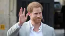 Pangeran Harry melambaikan tangan kepada orang-orang di luar Kastil Windsor, Inggris, Jumat (18/5). Pangeran Harry dan Meghan Markle akan menikah pada 19 Mei 2018. (Jonathan Brady/POOL/AFP)