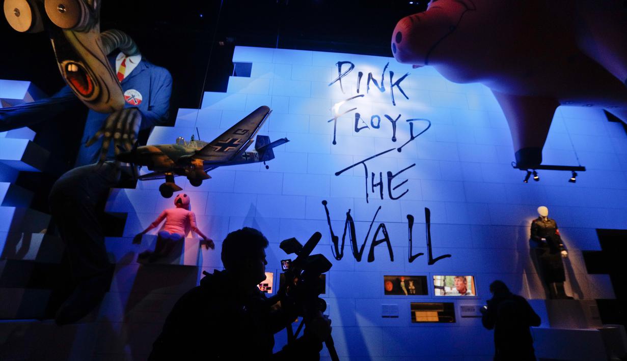 Awak media mengambil gambar instalasi yang ada di pameran Pink Floyd di Roma, Italia (16/1). Pink Floyd adalah sebuah band yang didirikan oleh empat mahasiswa Universitas Cambridge pada tahun 1965. (AP Photo / Gregorio Borgia)