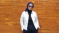Meskipun mengenakan hijab, akan tetapi aura rocker seakan tidak hilang di diri Tantri Kotak. (Foto: instagram.com/tantrisyalindri)