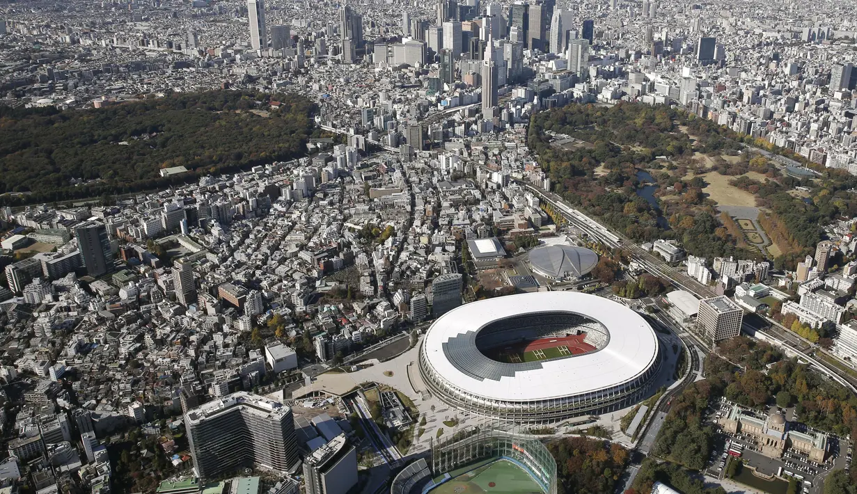 Stadion Nasional Tokyo yang baru untuk Olimpiade dan Paralimpiade Tokyo 2020 terlihat setelah selesai direnovasi di Tokyo (30/11/2019). Stadion lima lantai itu akan menampung 60.000 penggemar. (Kyodo News via AP)
