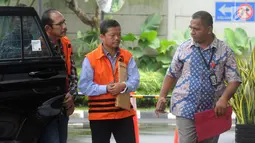 Hakim PN Jakarta Selatan nonaktif Iswahyu Widodo (kiri) dan Kepala Bidang SMP Dinas Pendidikan Kabupaten Cianjur Rosidin tiba di Gedung KPK, Jakarta, Jumat (22/2). Rosidin diduga korupsi DAK Pendidikan Kabupaten Cianjur. (Merdeka.com/Dwi Narwoko)