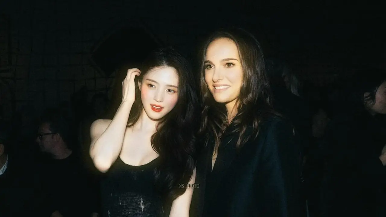 Gaya Rebel Han So Hee Foto Bareng Natalie Portman Layaknya Bestie di Paris Fashion Week, Pakai Gaun Menerawang hingga Nyeker Usai Acara