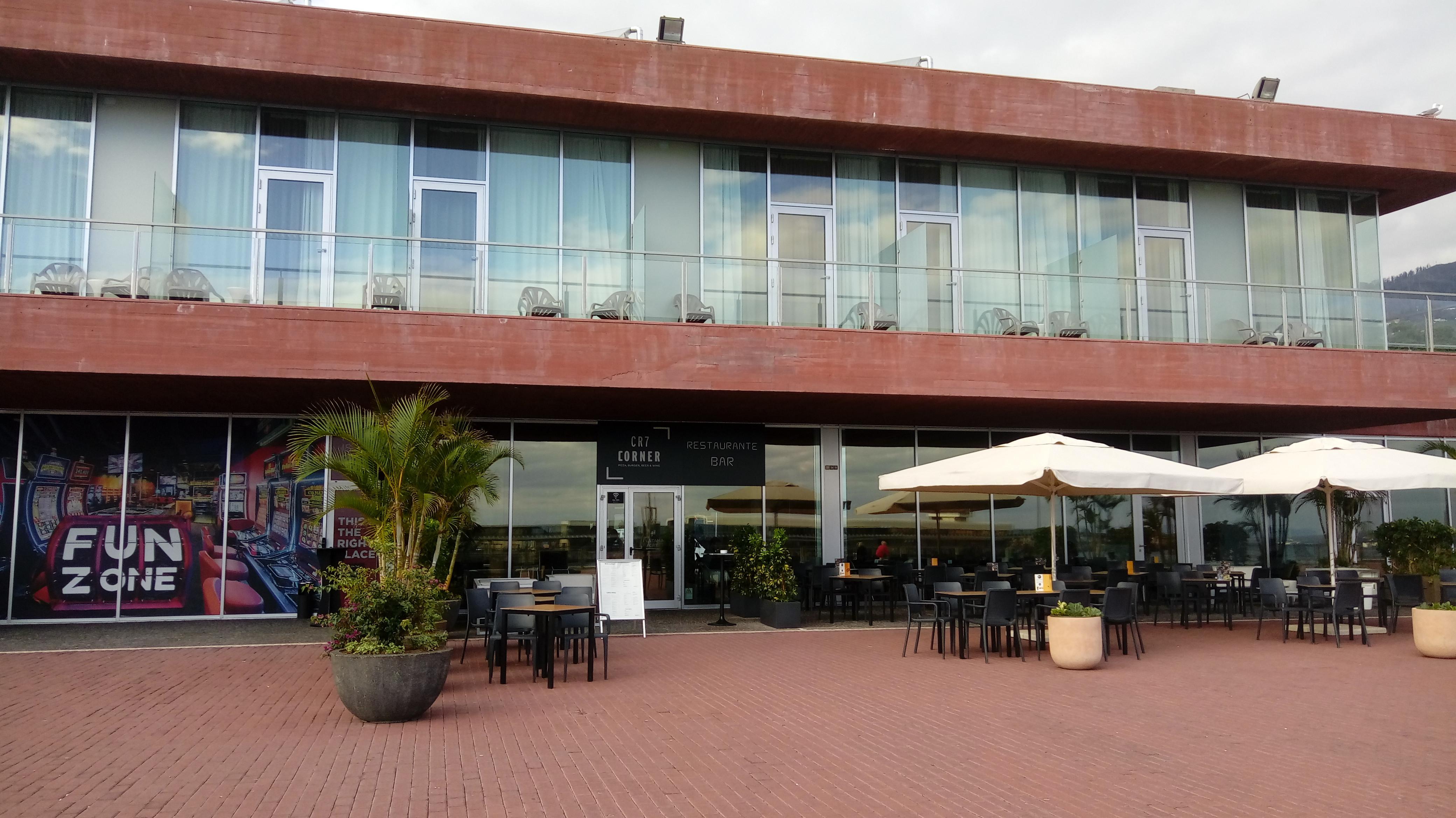Suasana bagian depan restoran milik Cristiano Ronaldo di Funchal, Madeira, Portugal. (Bola.com/Reza Khomaini).