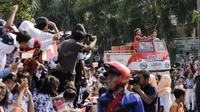 Peraih emas bulutangkis Olimpiade Rio 2016, Tontowi Ahmad dan Liliyana Natsir, ditengah ribuan warga Kudus saat kirab melewati alun-alun kota Kudus, Kamis (1/9/2016). (Bola.com/Arief Bagus)