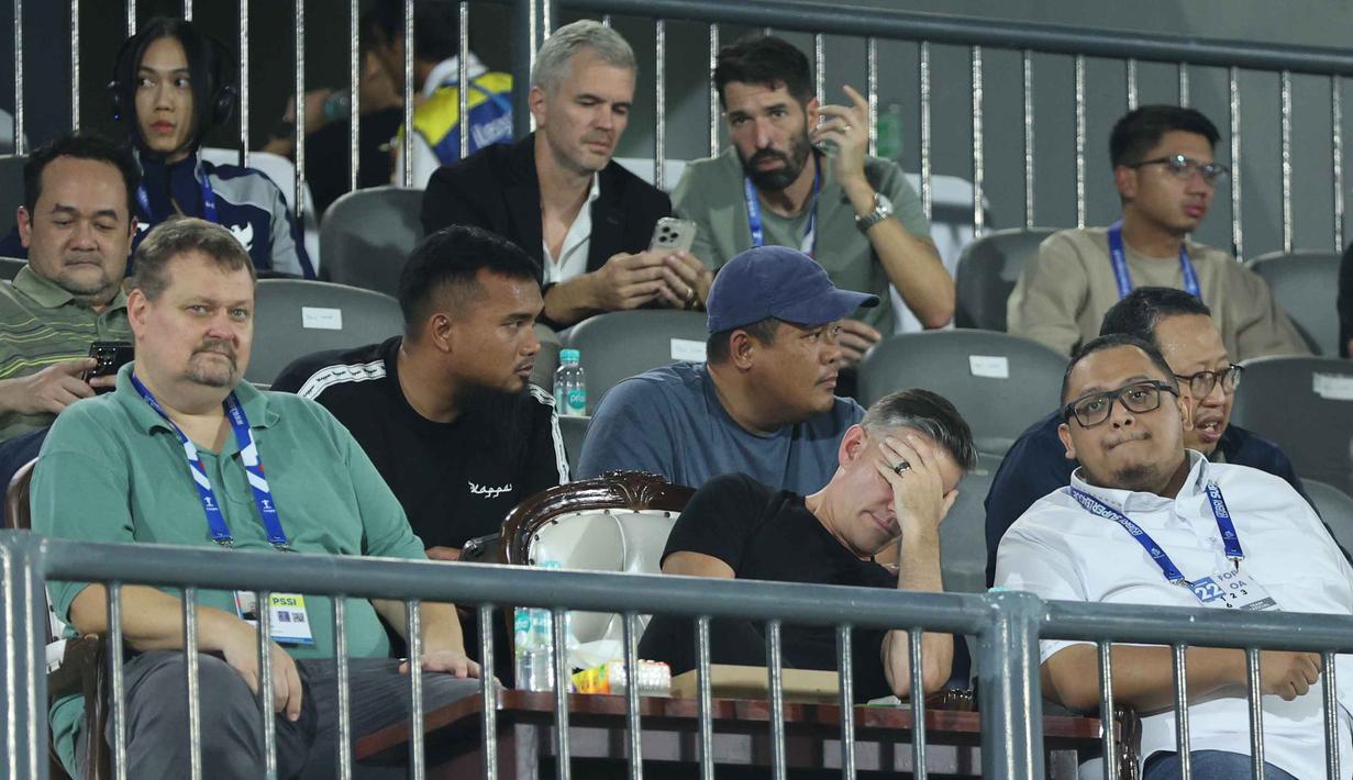 Timnas Indonesia racikan John Herdman bakal menjadi tuan rumah FIFA Series 2026 pada Maret 2026 yang diikuti oleh Bulgaria, Kepulauan Solomon, serta Saint Kitts dan Nevis. Tampak dalam foto, pelatih Timnas Indonesia, John Herdman (tengah, baris depan) saat menyaksikan laga Dewa United kontra Borneo FC Samarinda pada pertandingan pekan ke-22 BRI Super League 2025/2026 di Indomilk Arena, Tangerang, Banten, Minggu (22/2/2026) malam WIB. (Bola.com/M Iqbal Ichsan)