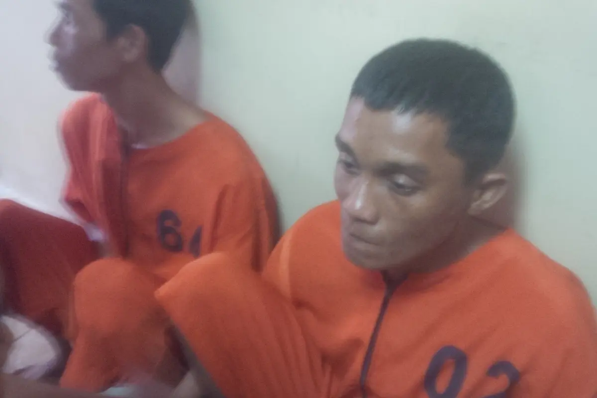 Yanto dan Ridho yang sudah diamankan oleh petugas Dirkrimum Polda Sumsel (Liputan6.com/Nefri Inge)