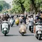Para pecinta Vespa berkumpul dan riding bareng, serentak di beberapa kota besar di Tanah Air dalam rangka menyemarakkan Hari Batik Nasional. (ist)
