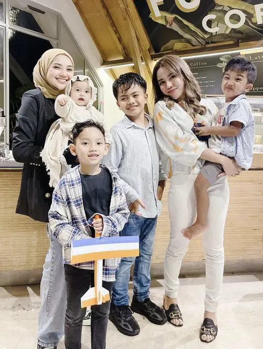 Kali ini, Medina Zein hangout bersama anak dan temannya. Ia dampil dengan atas blouse putih yang serasi dengan warna celananya. @medinazein92