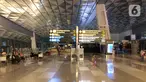 Suasana lengang di Terminal 3 Bandara Internasional Soekarno-Hatta, Tangerang, Kamis (30/4/2020). Dibatalkannya sebagian besar penerbangan akibat pembatasan moda transportasi guna mencegah penyebaran Covid-19 menyebabkan kondisi bandara lebih sepi dibanding biasa. (Liputan6.com/Immanuel Antonius)