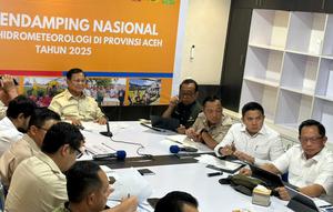 Presiden Prabowo Subianto menggelar rapat terbatas bersama sejumlah anggota Kabinet Merah Putih di posko terpadu penanganan bencana banjir di Lanud Sultan Iskandar Muda, Provinsi Aceh, Minggu (7/12/2025) malam. (Foto: Liputan6.com/Lizsa Egeham).