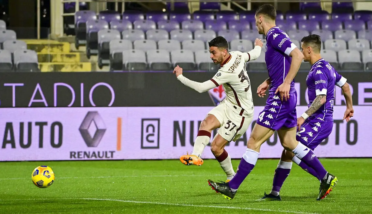 Pemain AS Roma, Leonardo Spinazzola, mencetak gol ke gawang Fiorentina pada laga Liga Italia di Stadion Artemio Franchi, Rabu (3/3/2021). AS Roma menang dengan skor 2-1. (Jennifer Lorenzini/LaPresse via AP)