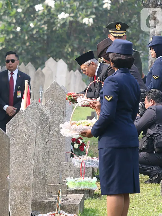 Wakil Presiden Ma'ruf Amin melakukan tabur bunga usai upacara peringatan Hari Pahlawan Nasional di Taman Makam Pahlawan (TMP) Utama Kalibata, Jakarta Selatan, Minggu (10/11/2019). Tabur bunga dilaksanakan sebagai bentuk penghormatan terhadap jasa pahlawan. (Liputan6.com/Herman Zakharia)