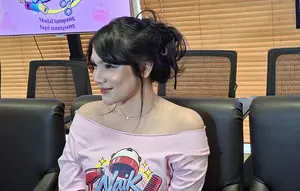 Davina Karamoy Belajar Gunting Rambut Demi Film NAIK LEVEL