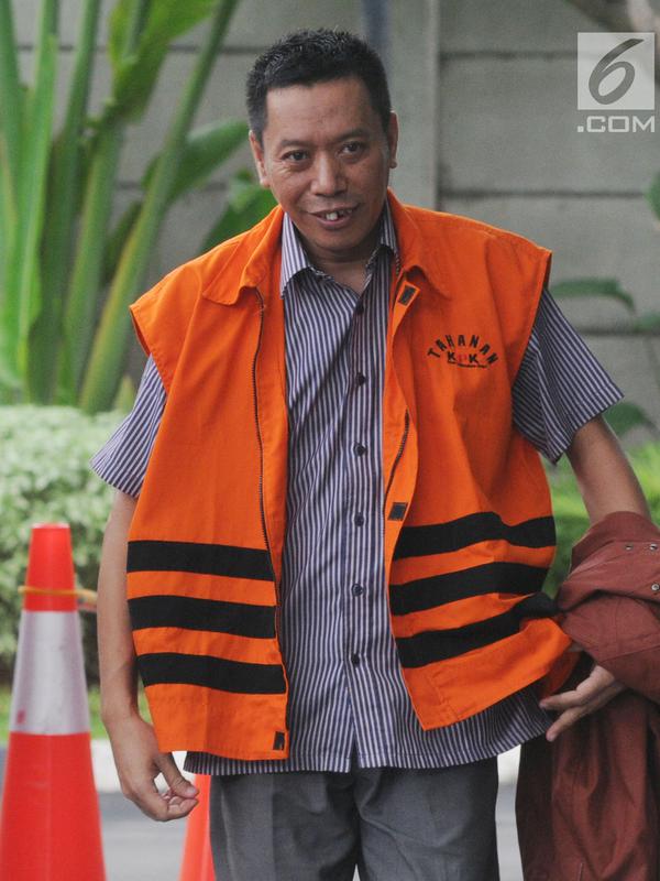 Tersangka Ali Murtopo tiba untuk menjalani pemeriksaan di Gedung KPK, Jakarta, Kamis (6/12). Ali Murtopo diperiksa terkait proyek di Dinas Pendidikan Kabupaten Malang pada tahun anggaran 2011. (Merdeka.com/Dwi Narwoko)