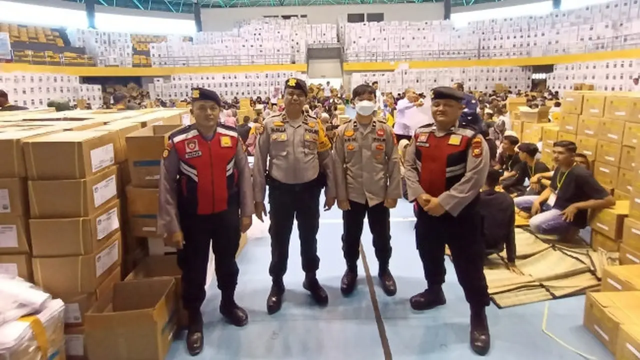 Personel Polres Kampar berjaga di ribuan kotak berisi surat suara dan logistik Pemilu lainnya di gudang KPU.