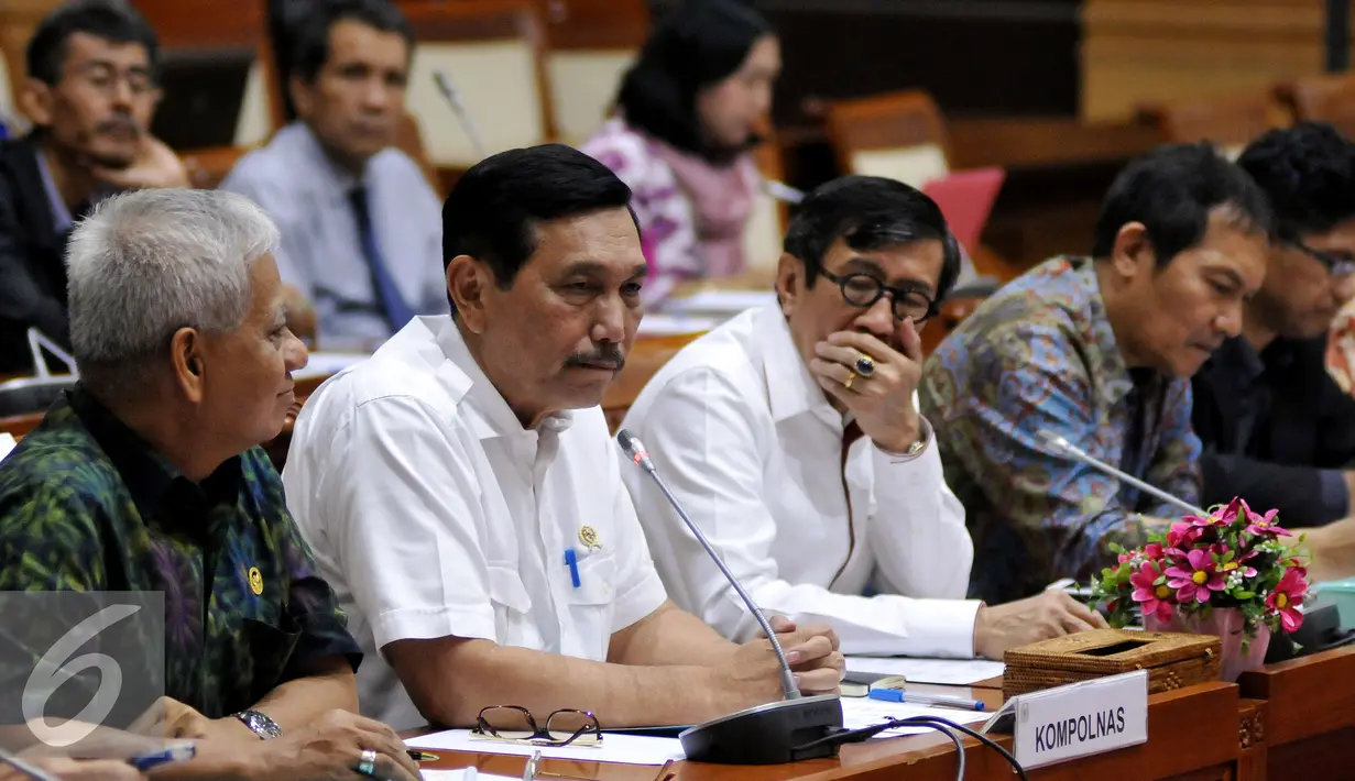 Ketua Kompolnas Luhut Panjaitan (kedua kiri) bersama Anggota Kompolnas saat melakukan Rapat Dengar Pendapat (RDP) dengan Komisi III DPR di Kompleks Parlemen, Senayan, Jakarta, Selasa (21/6). (Liputan6.com/Johan Tallo)