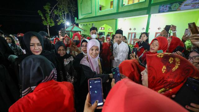 Istri Calon Presiden (Capres) nomor urut 3 Ganjar Pranowo, Siti Atikoh Supriyanti saat mendatangi Pondok Pesantren Miftahul Huda Dua Ribu, Tulang Bawang, Provinsi Lampung.