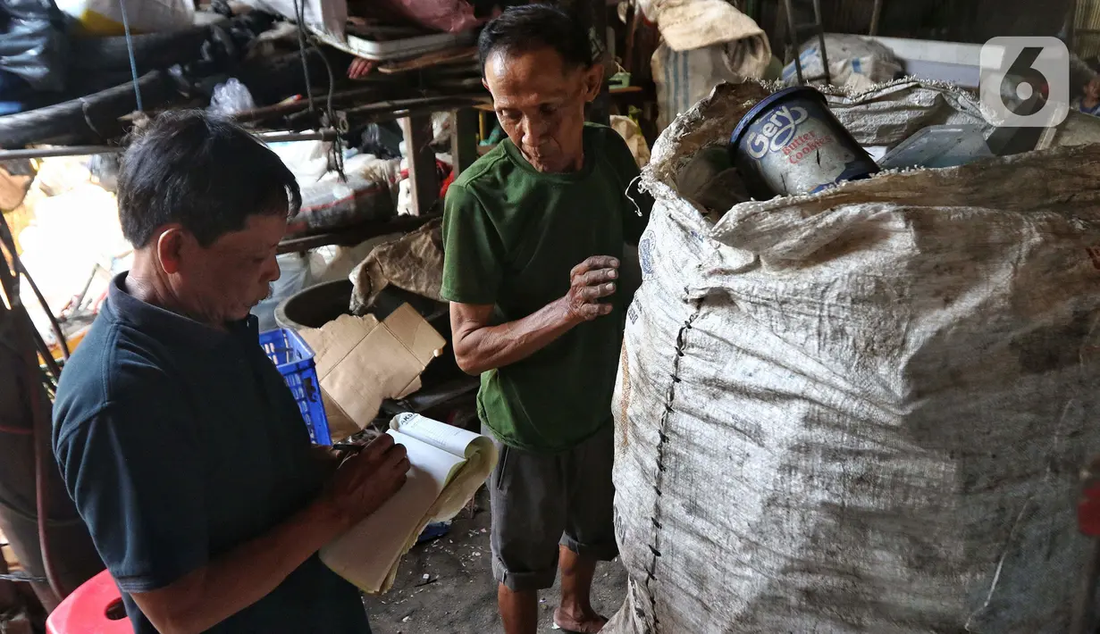 Banyak para pengumpul barang bekas datang ke lapak Karno untuk menjual limbah, salah satunya pak Darus (57). (Liputan6.com/Angga Yuniar)