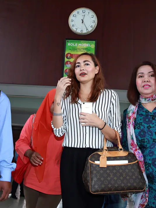 Pasangan yang membina rumah tangga sejak 21 Desember 2007 ini mengaku masih tinggal satu atap dengan pria yang telah memberinya dua anak tersebut. (Deki Prayoga/Bintang.com)