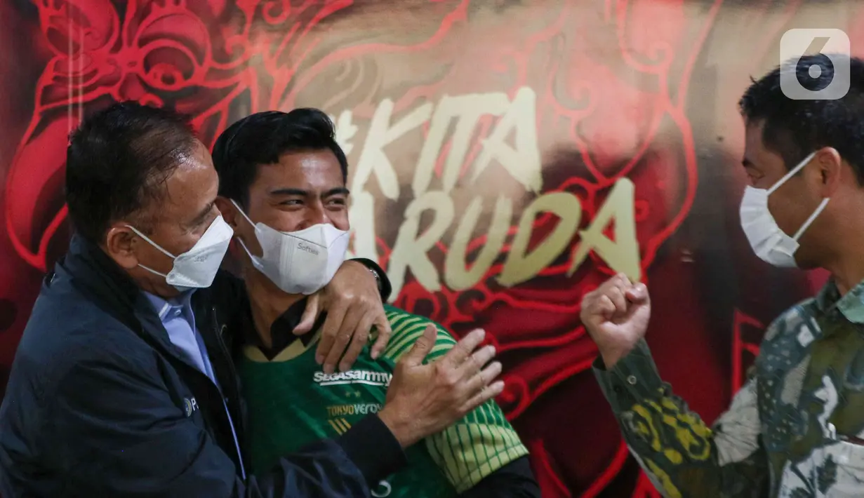 Ketua Umum PSSI Mochamad Iriawan bersama pesepakbola Pratama Arhan (tengah) saat konferensi pers jelang keberangkatan menuju Jepang di kantor PSSI, Jakarta, Jumat (4/3/2022). Pratama Arhan resmi bergabung ke klub bola Jepang, Tokyo Verdy (Liputan6.com/Herman Zakharia)